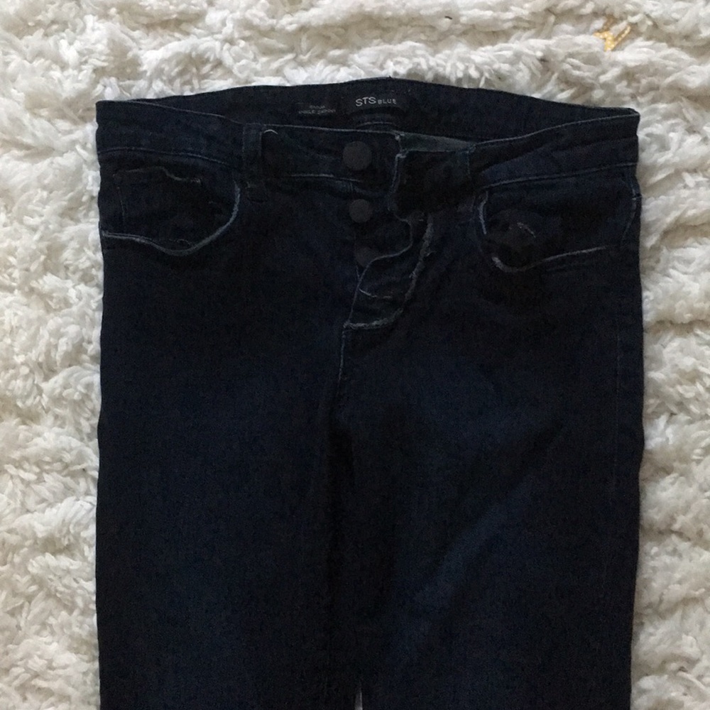 Triple button, fray bottom, dark jeans
